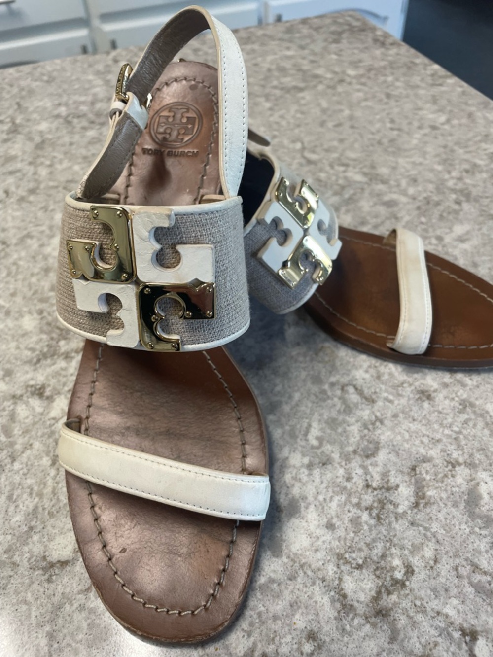 🇺🇸 Tory Burch Women’s Lowell Logo White Leather & Canvas Buckle Sandals - Picture 2 of 7